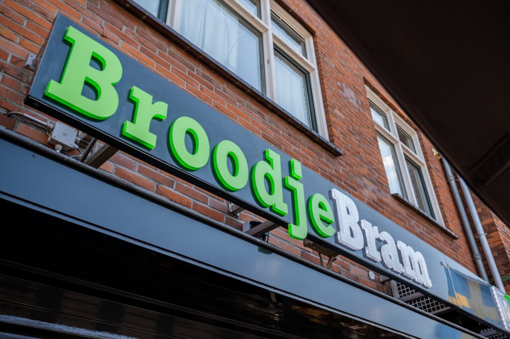 De gevel van Broodje Bram aan de Binnenweg