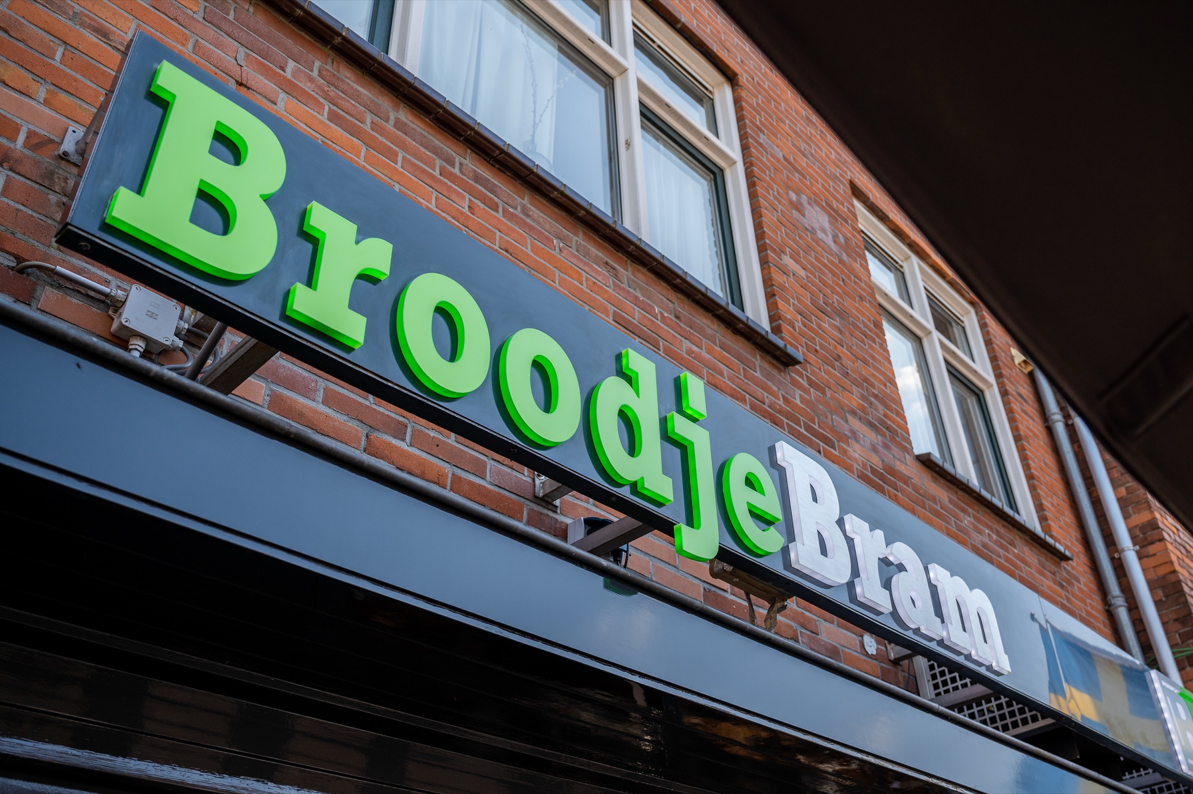 De gevel van Broodje Bram aan de Binnenweg