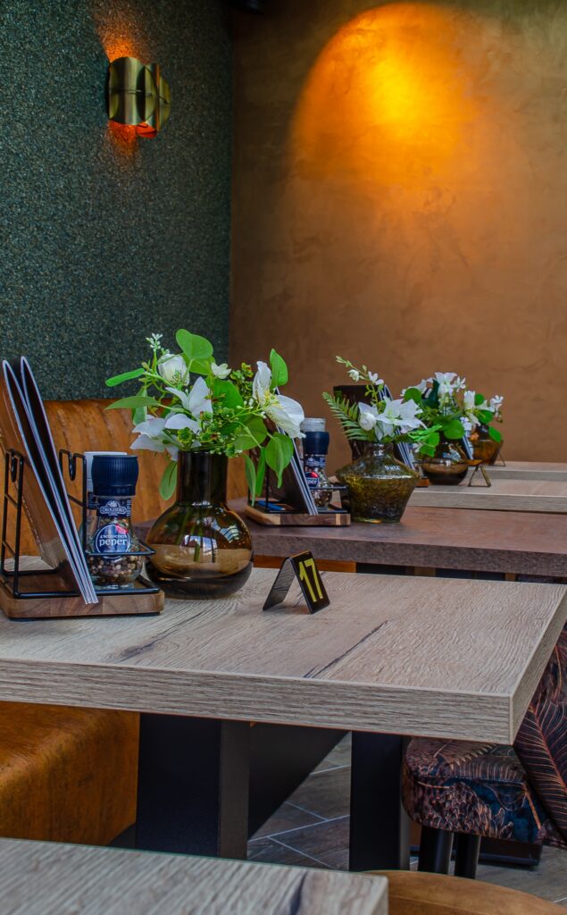 Een rustige hoek met verse bloemen op tafel