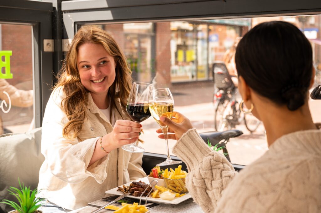 Gasten proosten in de brasserie