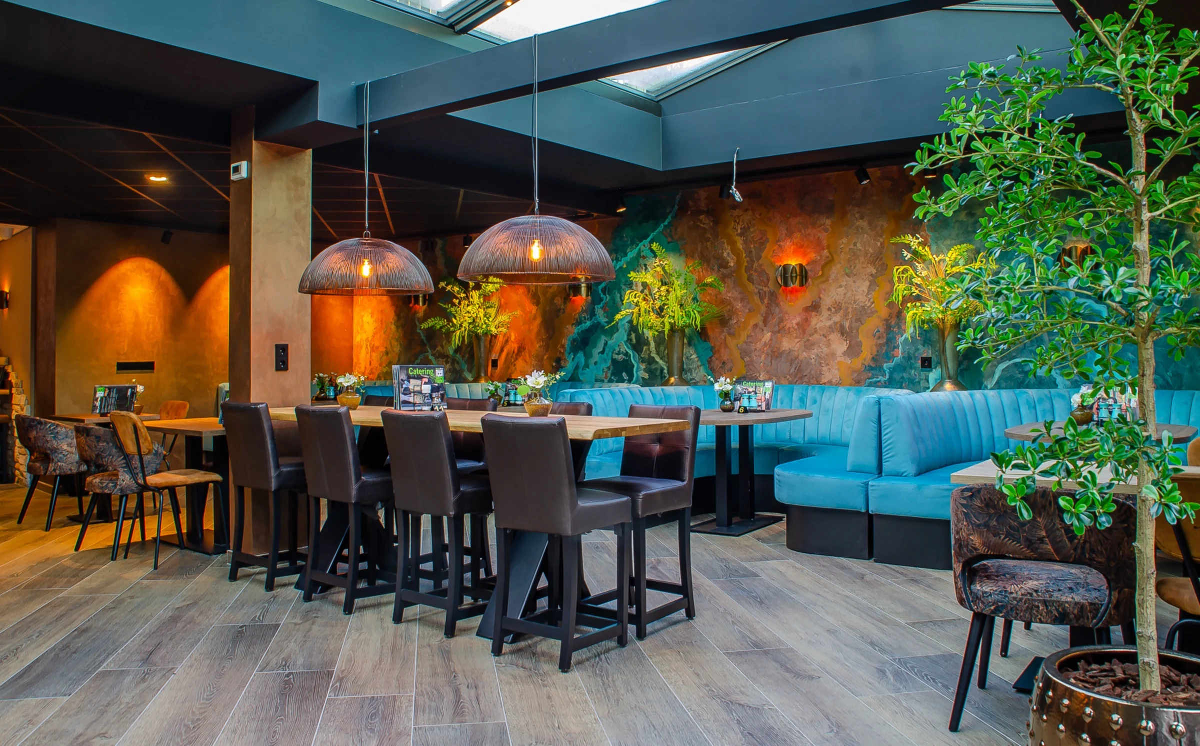 De brasserie van Broodje Bram aan de Binnenweg, met de blauwe banken en de lange tafel